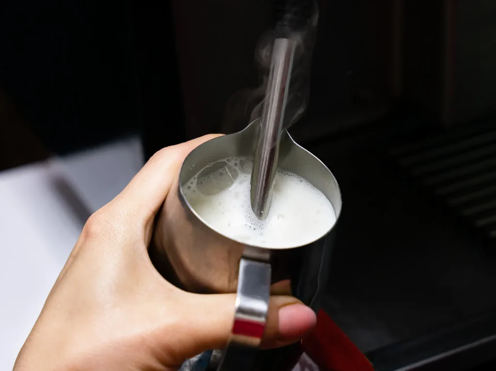 蒸汽棒与自动发泡机制作奶泡的对比图：手动打奶还是自动发泡