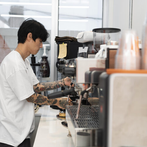pc-cc-com-male-barista-with-tattoos-work-using-coffee-machine